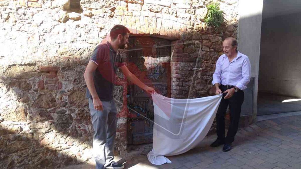 Scoperte una ad una le porte dipinte a Muriaglio, Castellamonte