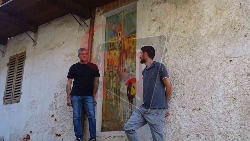 gli artisti hanno presentato le porte dipinte a Muriaglio, castellamonte