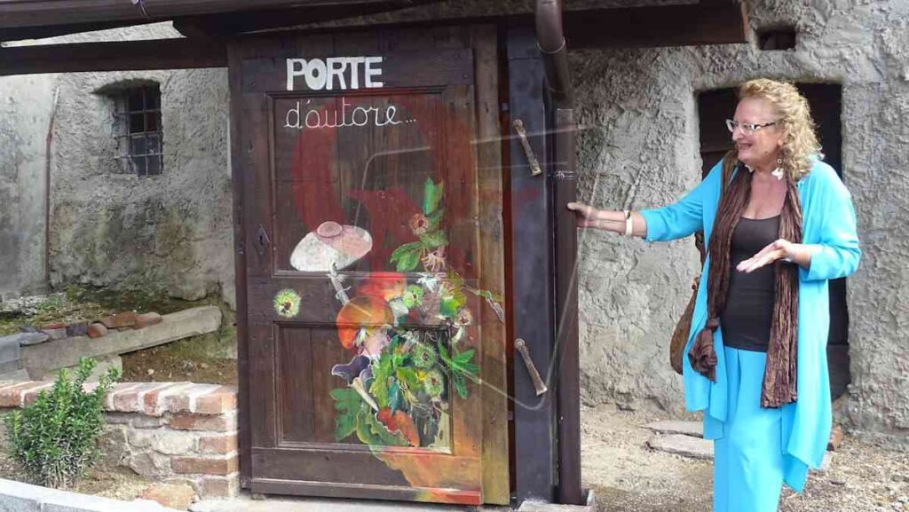 Porte dipinte sin dall'ingresso di Muriaglio frazione di Castellamonte