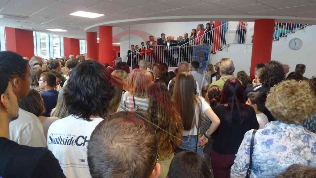 tanta gente a cuorgnè per l'inaugurazione della nuova scuola giovanni cena