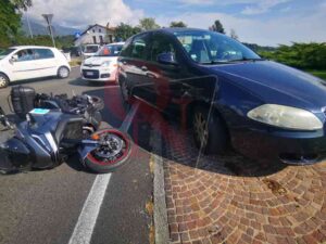 CUORGNÈ – Auto e moto coinvolte in un incidente alla rotonda della Coop (FOTO E VIDEO)