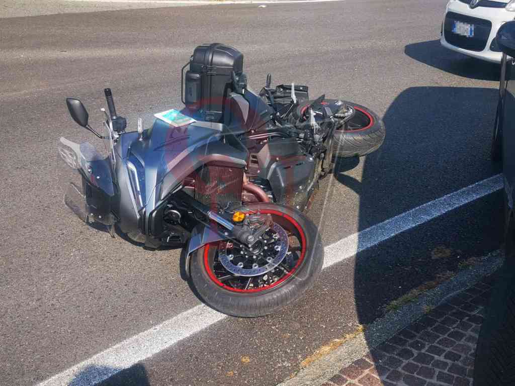 moto a terra a cuorgnè per incidente auto e moto
