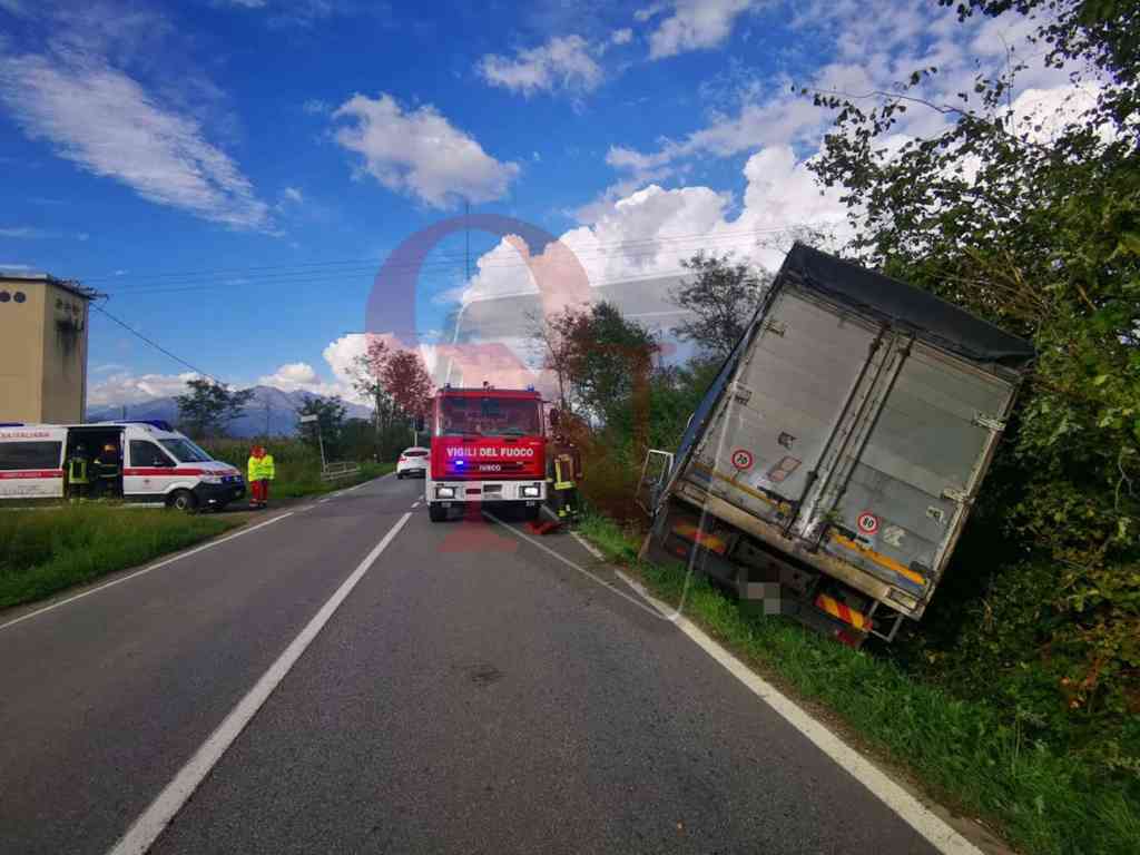 soccorso a favria per un camion nel fosso sulla favriasca