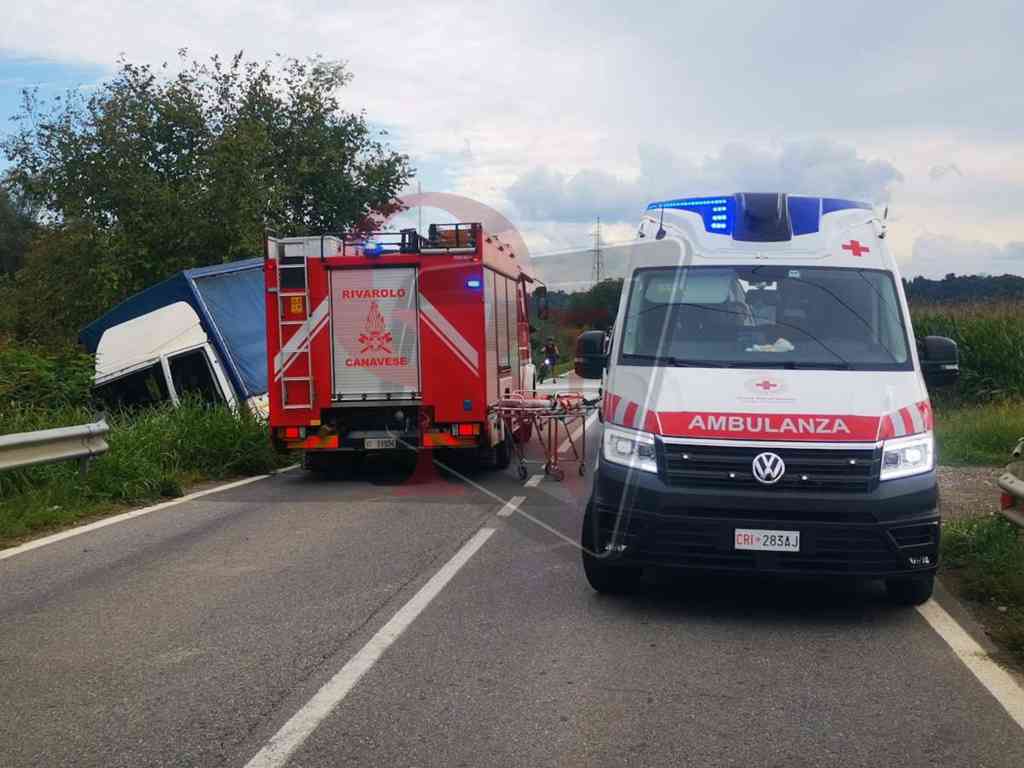 camion nel fosso a favria sulla favriasca