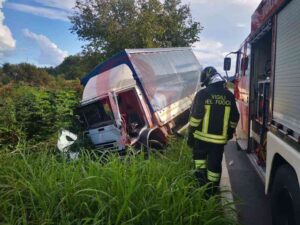 FAVRIA – Incidente sulla Favriasca: camion nel fosso (FOTO E VIDEO)