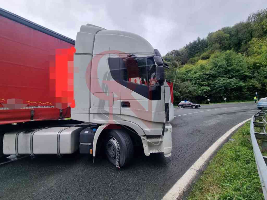 front camion blocca la strada piegandosi a portafoglio