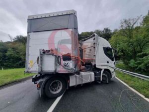 FRONT – Camion si “piega a portafoglio” sulla Sp13 e urta una vettura (FOTO)