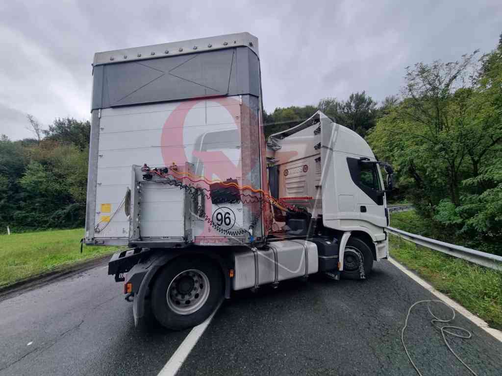 front camion piegato in mezzo alla sp13