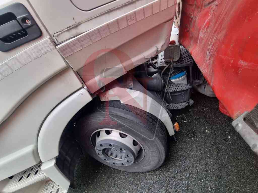 front camion in testa a coda sulla provinciale