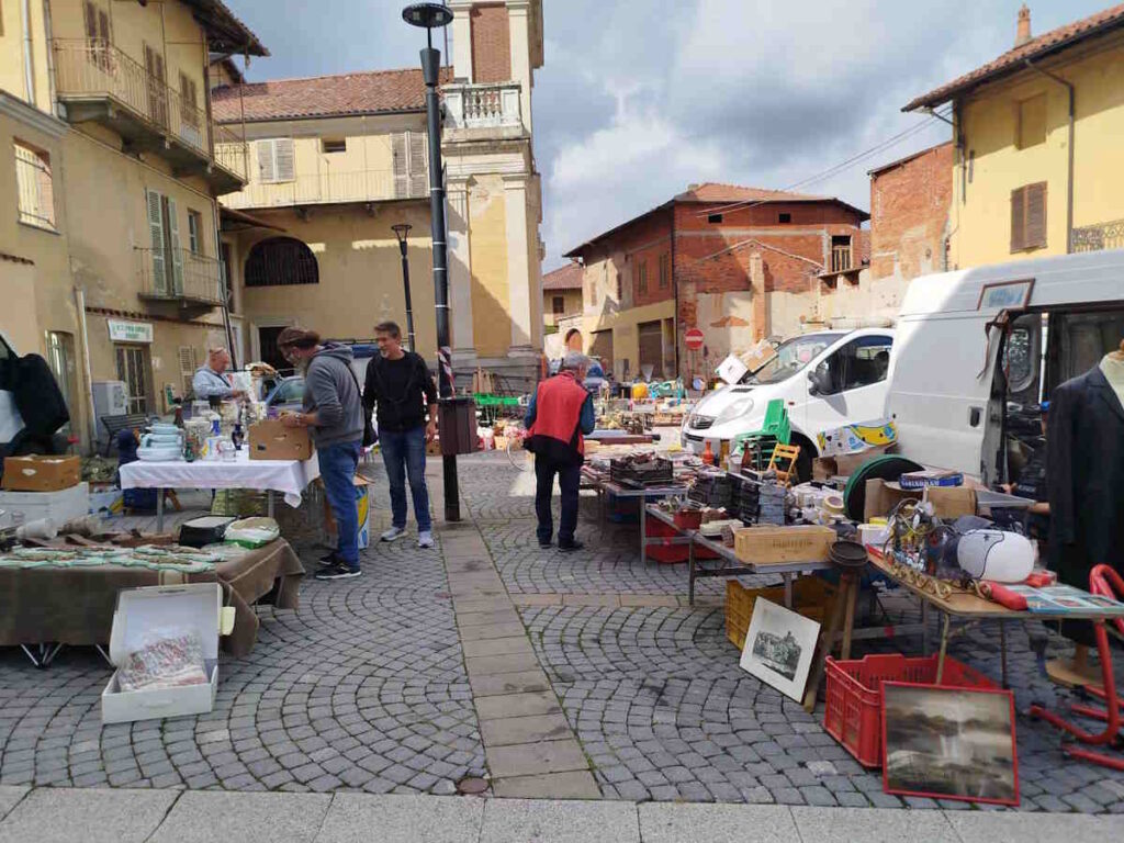 antiquariato e ricordi a front per il mercà dì rìcord