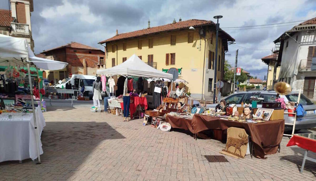 a front tante bancarelle al mercà dì rìcord