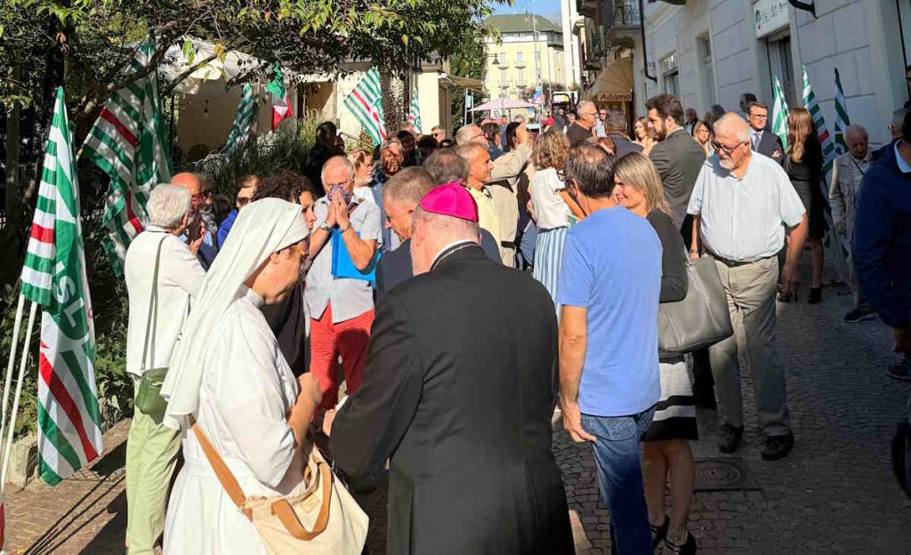 folla ad Ivrea per l'inaugurazione sede cisl