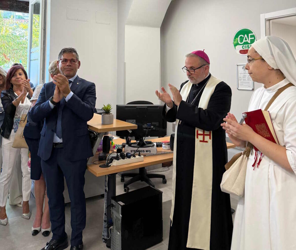 ivrea all'inaugurazione della sede cisl oltre a bartoli anche il vescovo