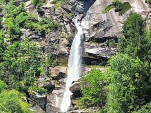 NOASCA – Cade dalle rocce nei pressi della cascata