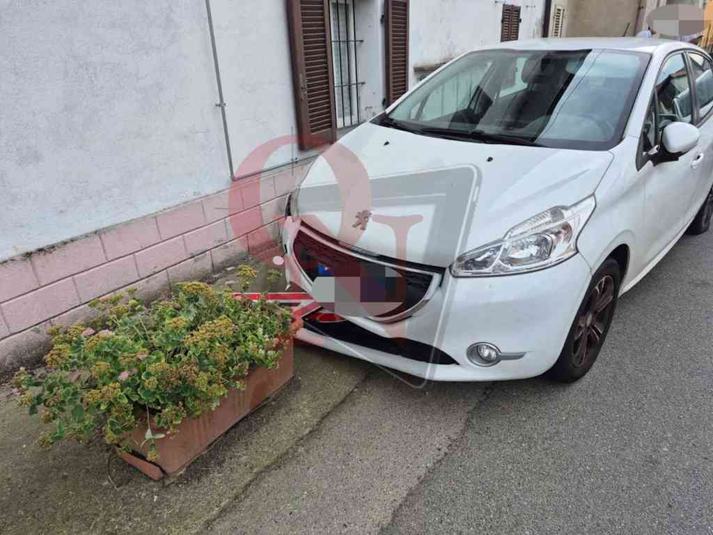 ozegna incidente auto spinta in avanti in via cavour