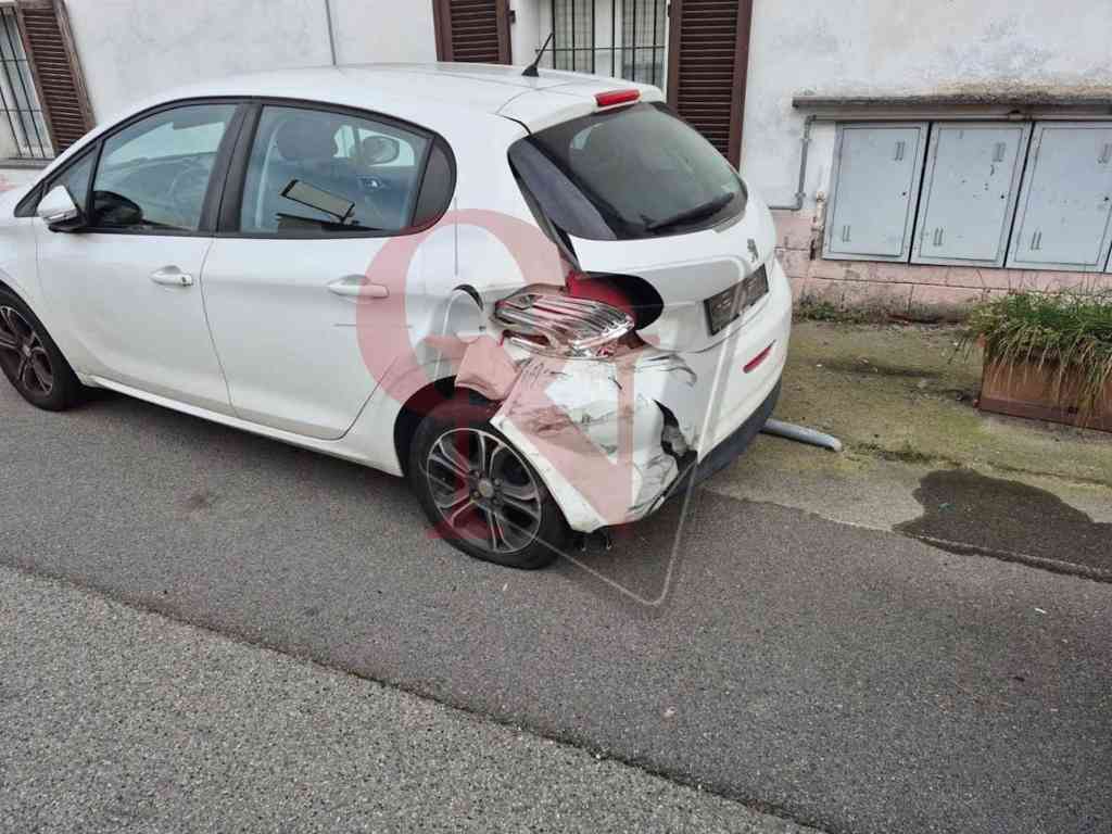 auto in sosta bocciata incidente ozegna in via cavour