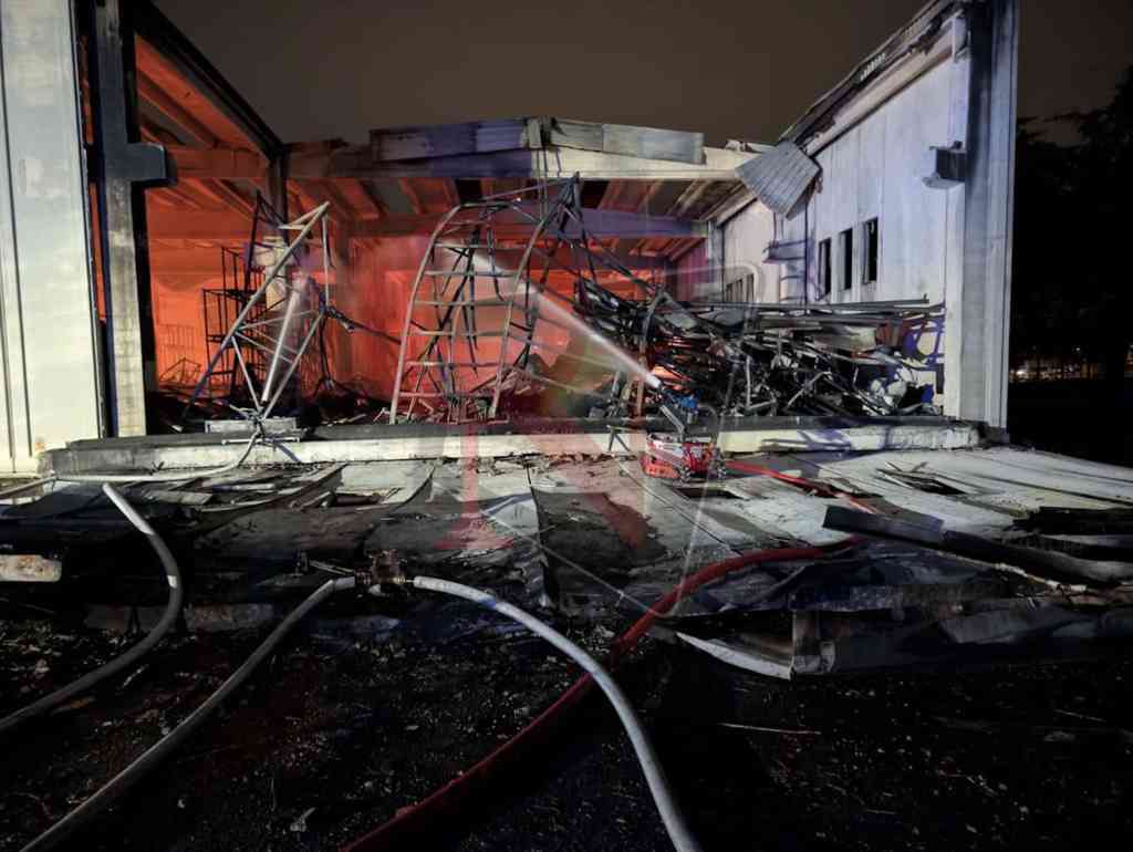 diverse squadre dei Vigili del fuoco a Pianezza per l'incendio