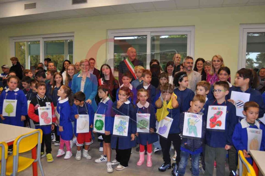 tanti bambini alla nuova mensa a rivarolo canavese argentera