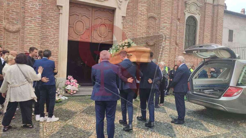 Il feretro di Angela è stato accompagnato in chiesa a Rivarolo