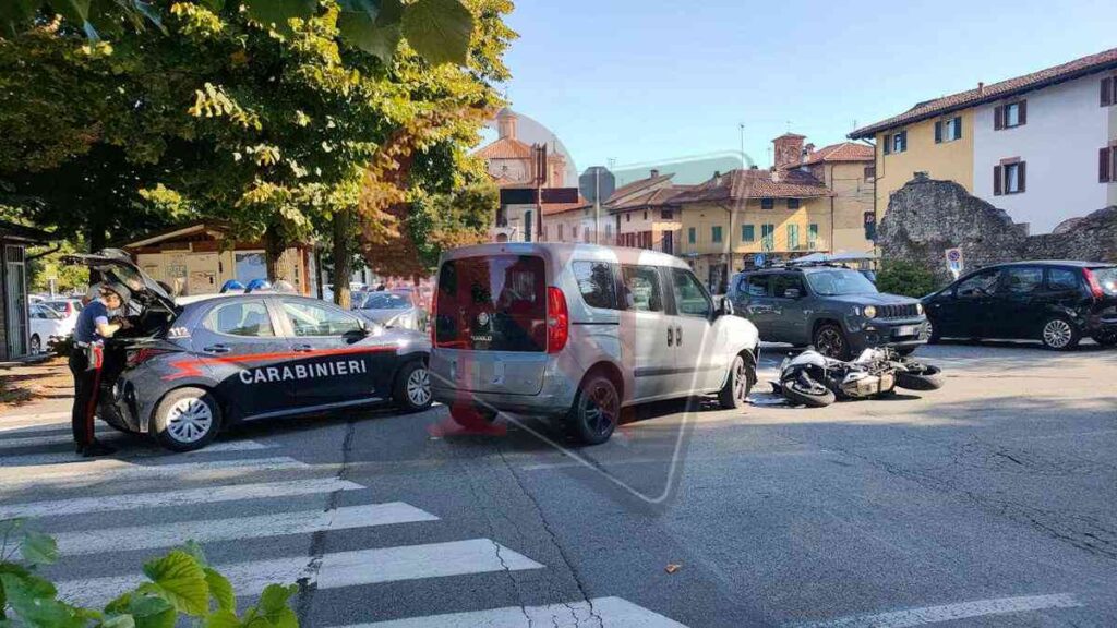 scontro auto e moto in corso italia a Rivarolo incrocio via carisia