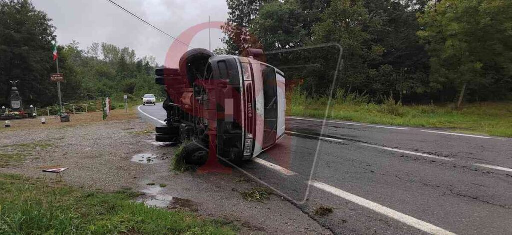 incidente a San Martino Canavese, furgone ribaltato