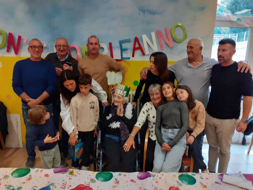 tutti i parenti a festeggiare ad Agliè i 100 anni di Maddalena Teresa Gribaldo