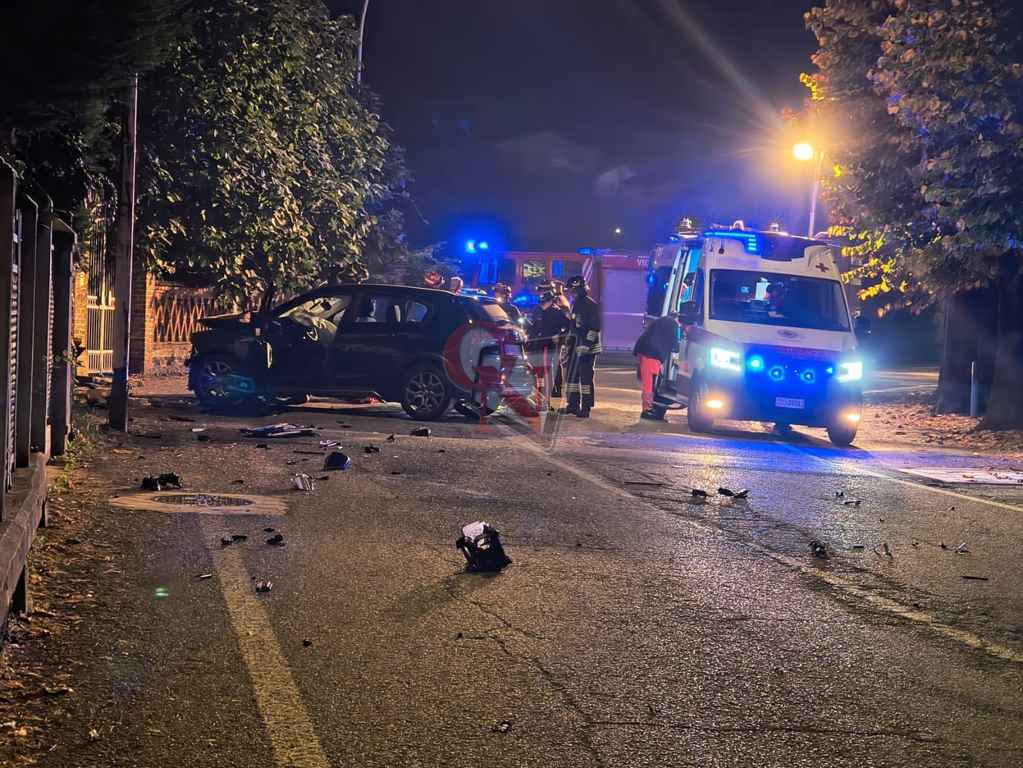 aglie auto contro muretto