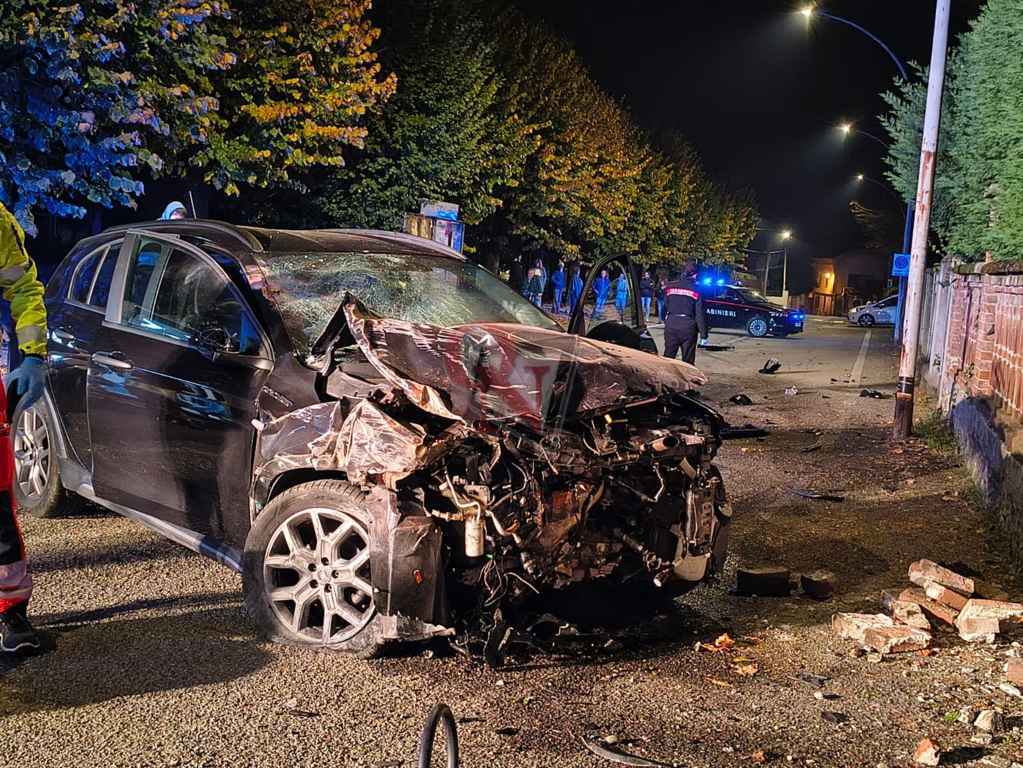 aglie auto contro muretto