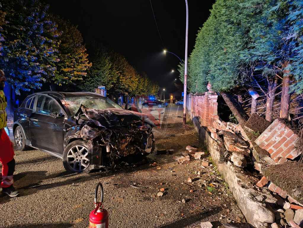 aglie auto contro muretto