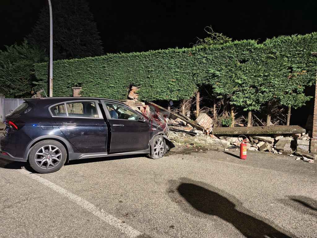 aglie auto contro muretto