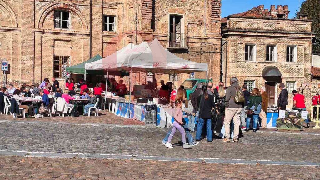 Tanta gente al mercatino ad Agliè