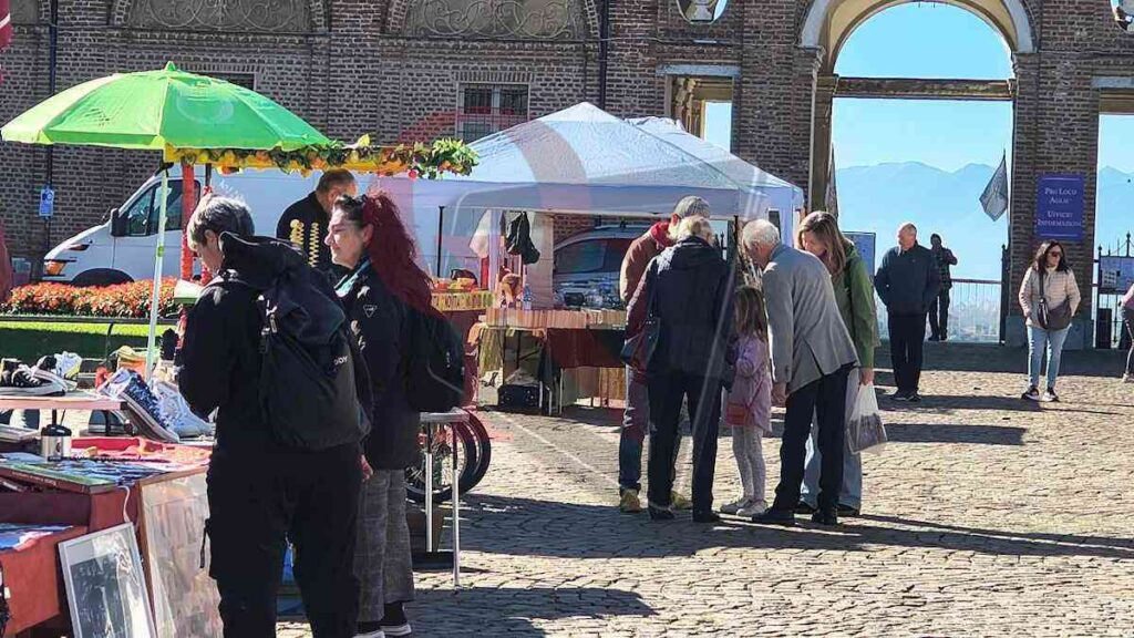 bancarelle al mercatino ad agliè