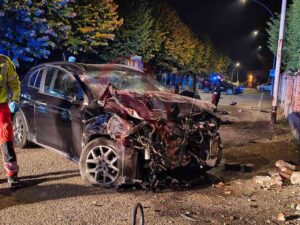 AGLIÈ – Diversi traumi per il cuorgnatese che si è schiantato con l’auto contro la recinzione (VIDEO)