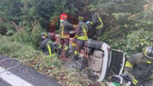 BALDISSERO CANAVESE – Auto ribaltata lungo una riva; ferita una donna di Agliè (FOTO E VIDEO)