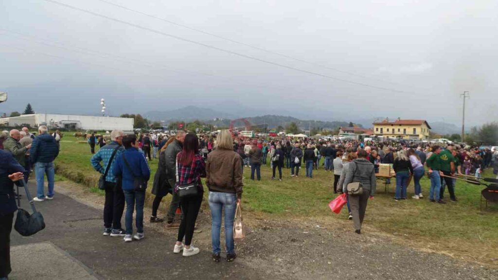 tanta gente a Castellamonte in frazione sant'antonio per la fiera di ognissanti