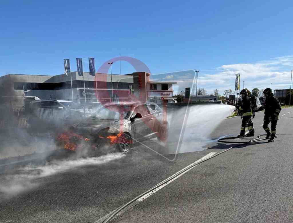 ciriè spegnimento auto in fiamme