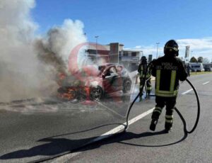 CIRIÈ – Auto si incendia in corso Generale Dalla Chiesa (FOTO)