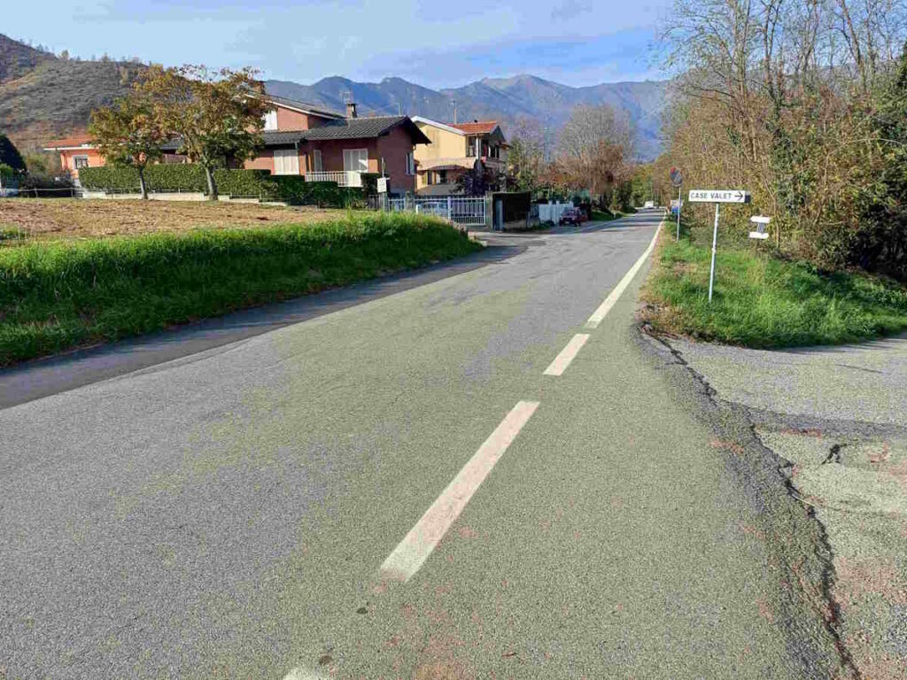 corio strada sulla provinciale a benne di corio marciapiedi