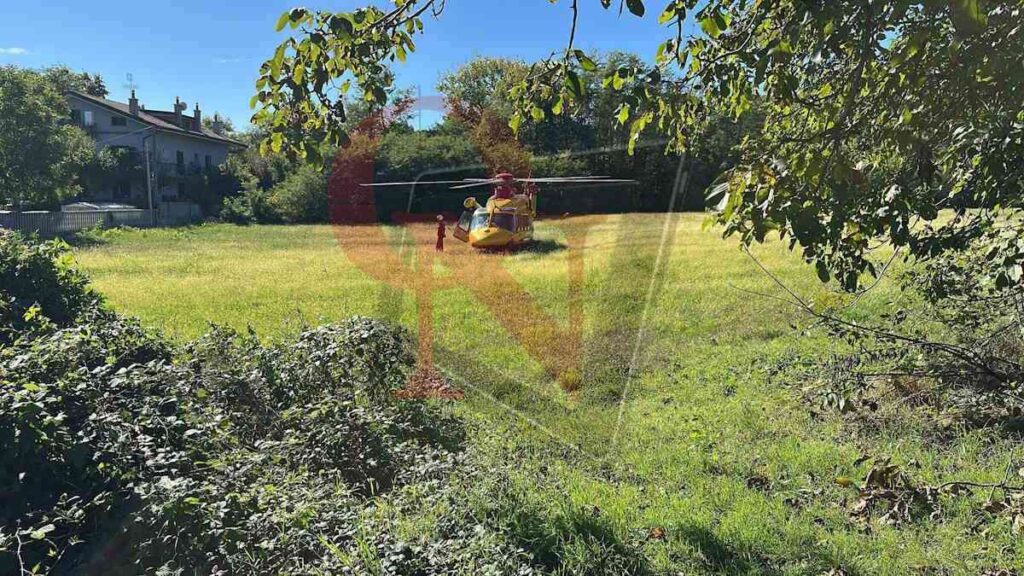 a cuorgnè e giunto l'elisoccorso del 118 per soccorrere l'uomo colto da malore