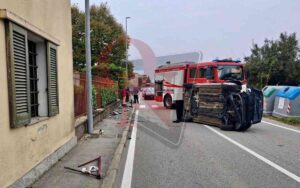 IVREA – Incidente a Torre Balfredo, auto ribaltata su un fianco in via Cigliano
