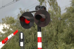 SAN BENIGNO CANAVESE – Auto bloccata sui binari al passaggio a livello; disagi al traffico ferroviario