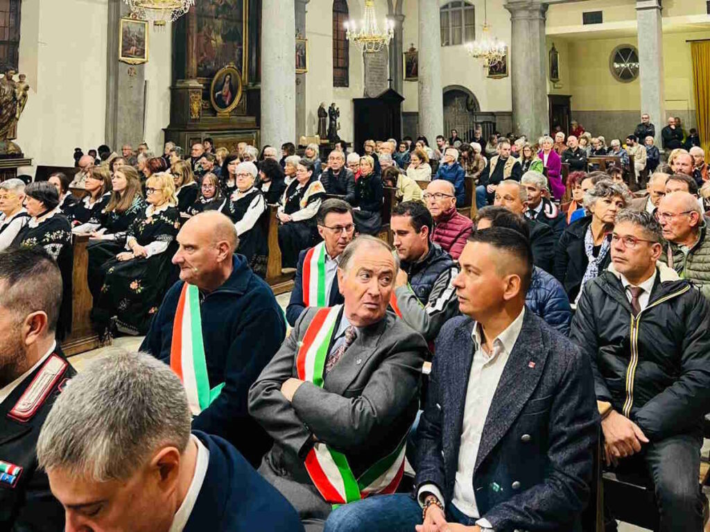 tanta gente e amministratori e bartoli a pont canavese