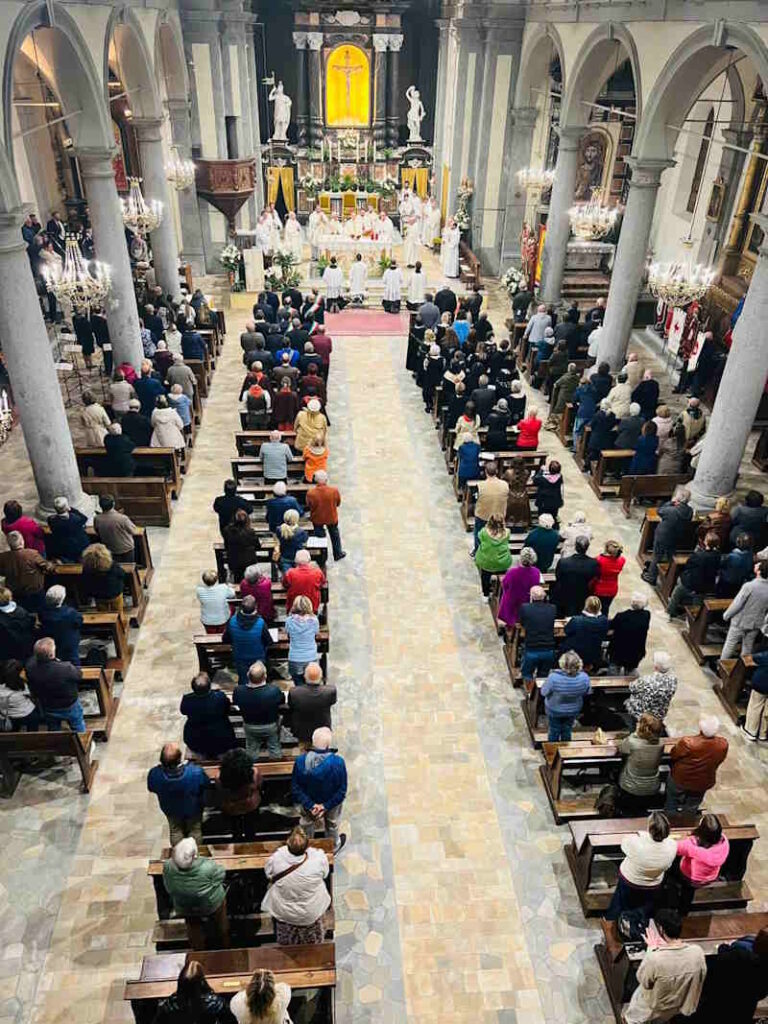 tanta gente alla messa a pont canavese, compreso bartoli