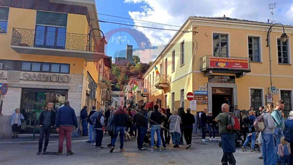 tanta gente per la transumanza a pont canavese