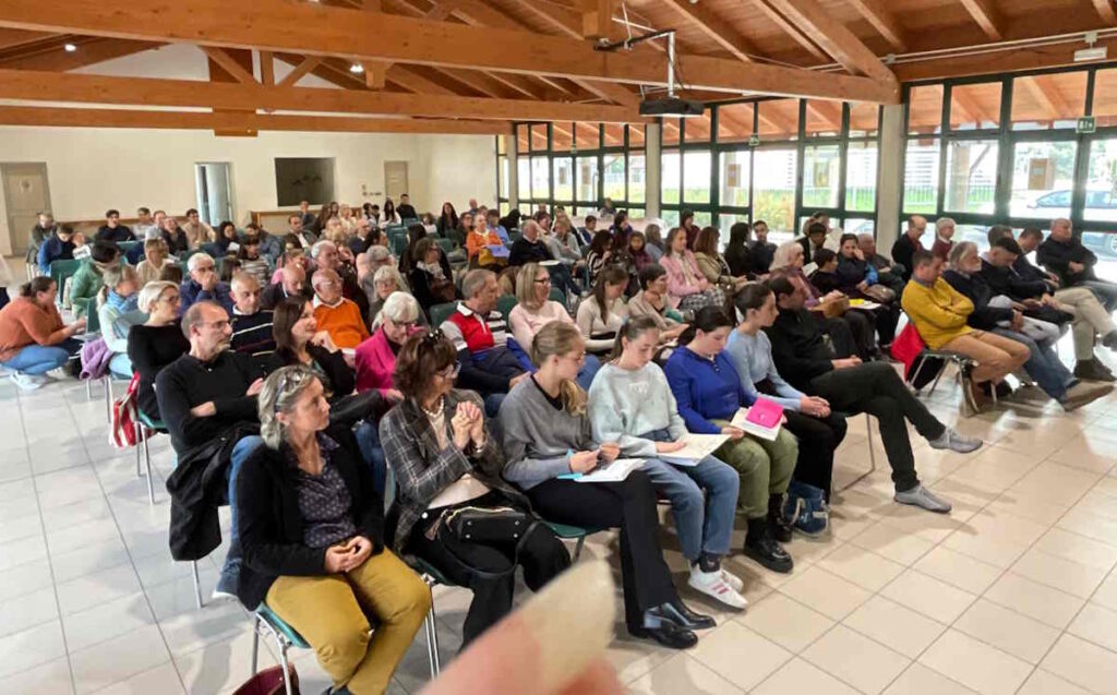 pubblico a una fiaba per la montagna