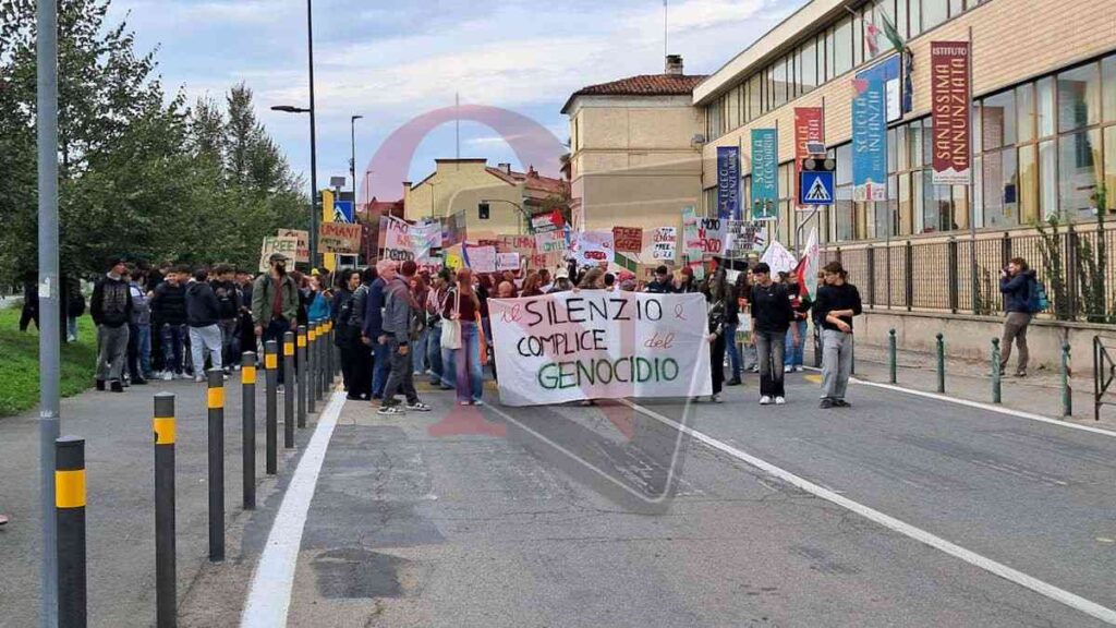 tanti studenti e associazioni a rivarolo canavese per la manifestazione pro palestina