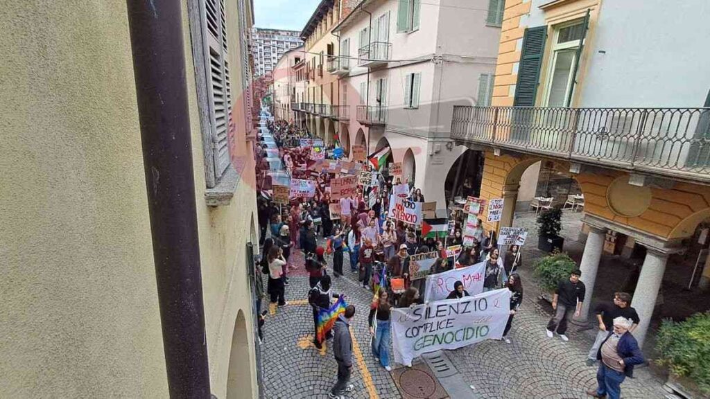 i manifestanti pro palestina sono passati a rivarolo canavese davanti al comune