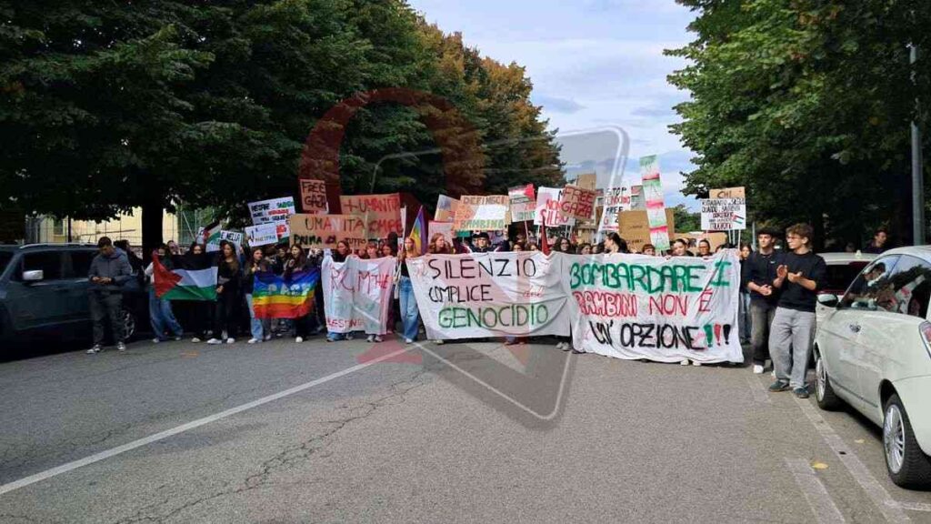 giro per le vie di rivarolo canavese per la manifestazione pro palestina