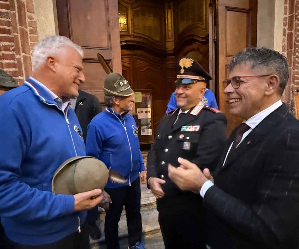 il consigliere bartoli e il comandante lombardo alla benedizione del gagliardetto
