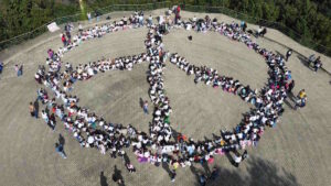 VALPERGA – “In cammino per la pace”: una marcia simbolica con gli studenti (FOTO)
